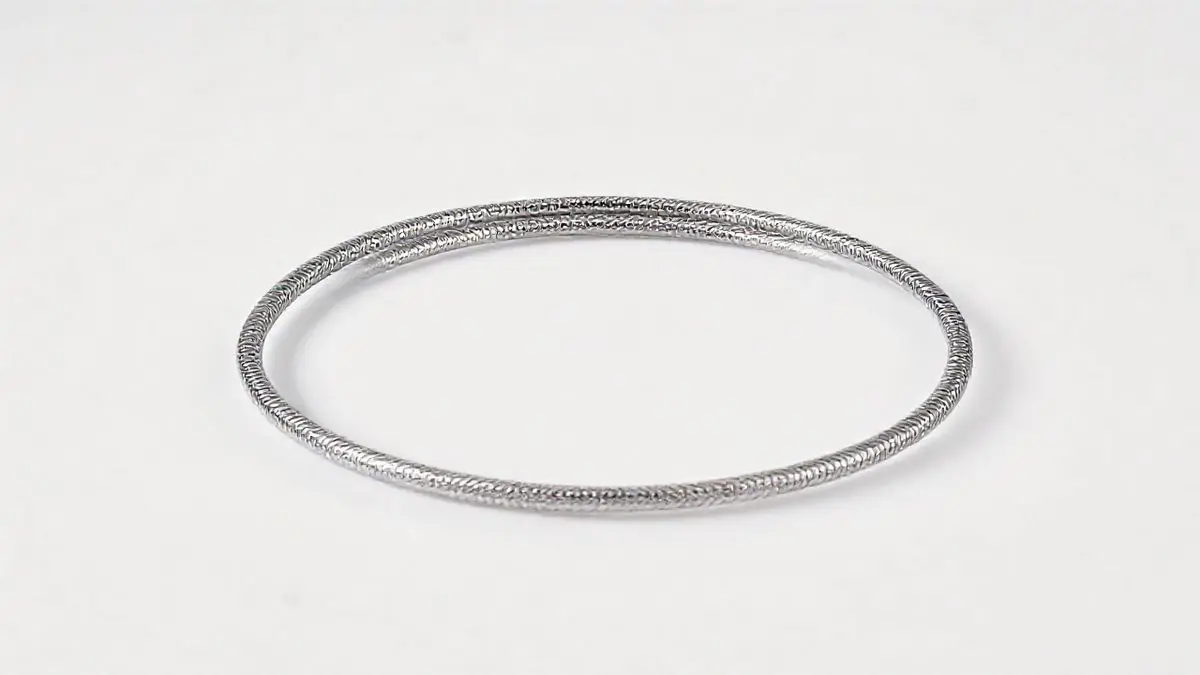 Uma resistência de chuveiro nova e sem marca em um fundo neutro, destacando suas espirais metálicas e a importância da manutenção para evitar que queime.