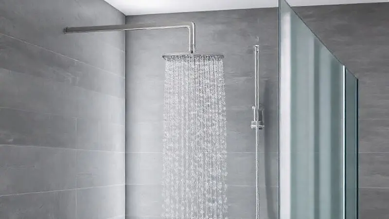 Ducha Acqua Wave Ultra instalada em um banheiro moderno, realçando seu design elegante e acabamento que se integra à decoração.