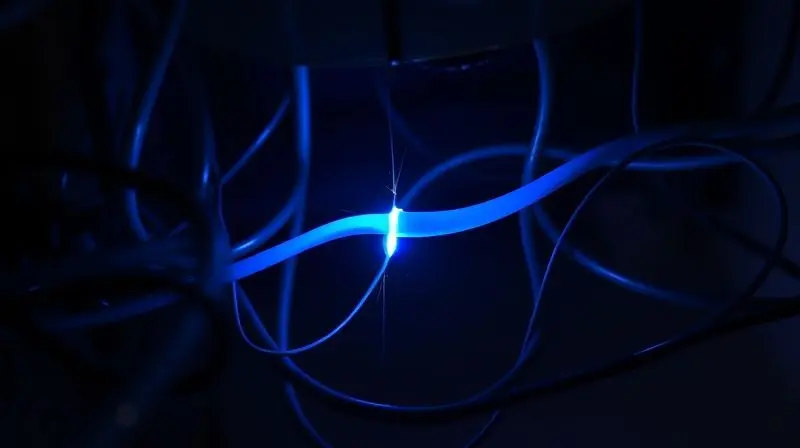 Ilustração de um fio neutro interrompido dentro de uma instalação elétrica, que é a causa provável da luz que acende com o chuveiro.
